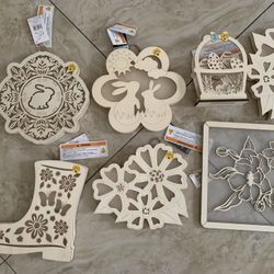 Wooden decorative items can be painted. All light up, but can’t test all due to original tab. Large $10 each 2 small ones for $5 each