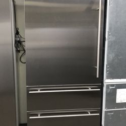 Viking 36” Wide 7Series Built In Bottom Freezer Refrigerator 
