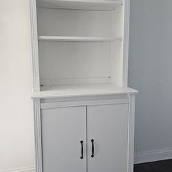 White Bookshelf/cabinet