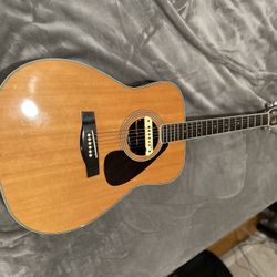 Yamaha acoustic guitar vintage with LR Bags pick up