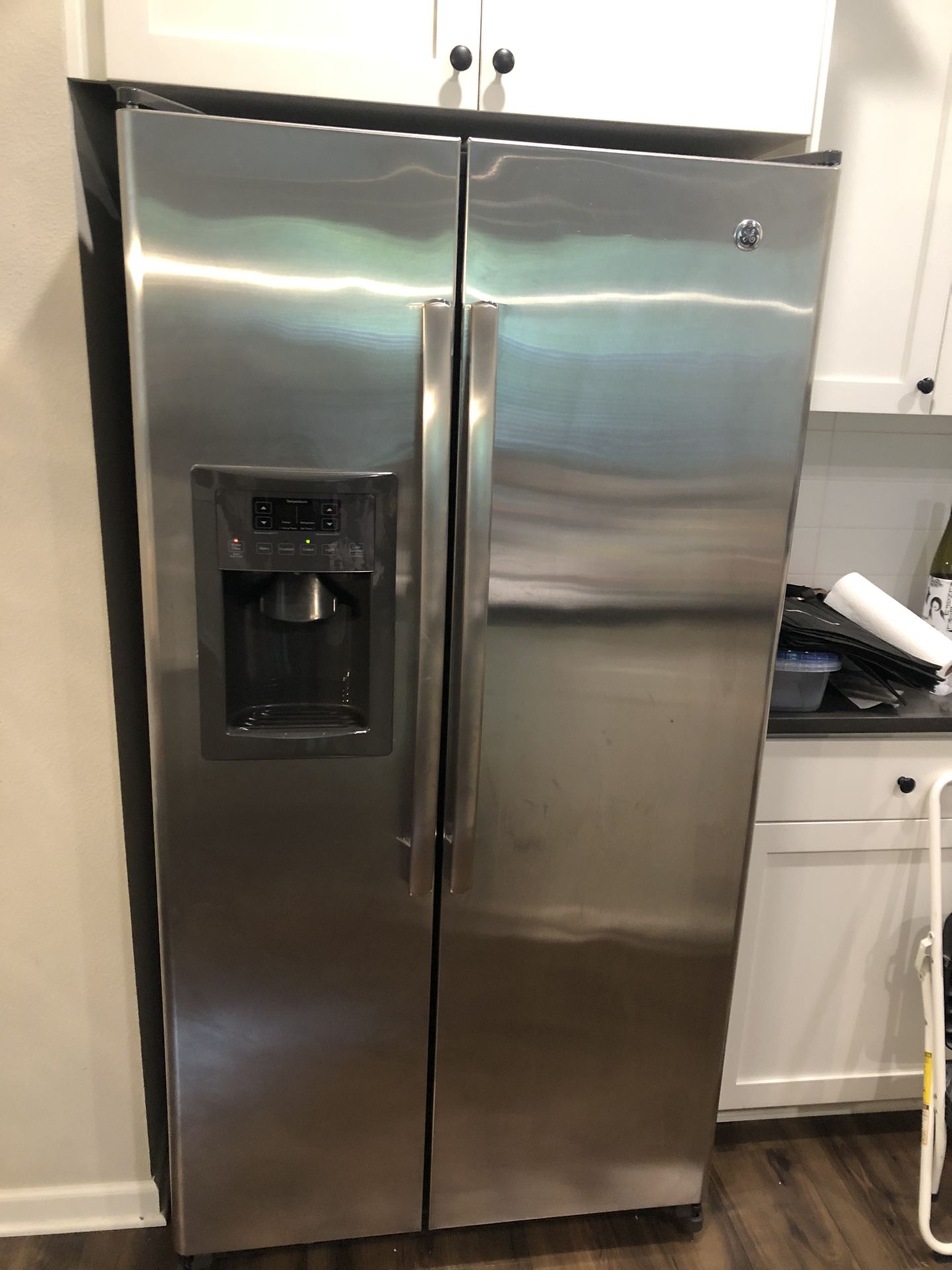 GE SIDE BY SIDE STAINLESS STEEL REFRIGERATOR 
