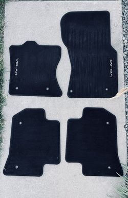 OEM Range Rover Velar Mats.. good condition.. clean. 