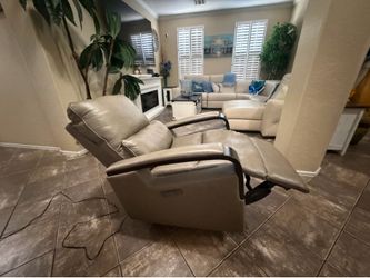 Beautiful and comfortable Shayne power leather recliner chair in excellent condition