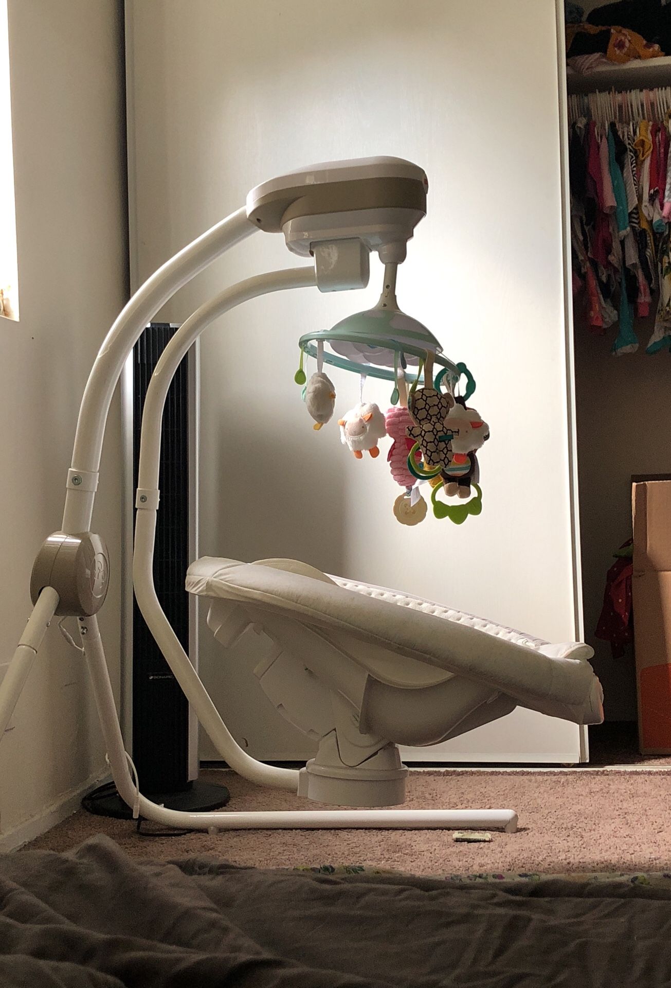 Baby swing (needs plug)