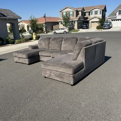 Beautiful Grey Sectional Couch (Delivery Available)