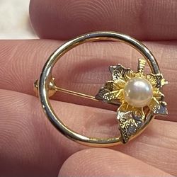 Vintage Maple Leaf Faux Pearl Open Circle Gold Tone Brooch like new condition 