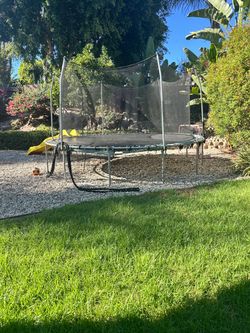 Round Trampoline with Safety Enclosure Net