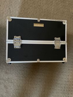 Essential Pro Makeup Train Case and Locks