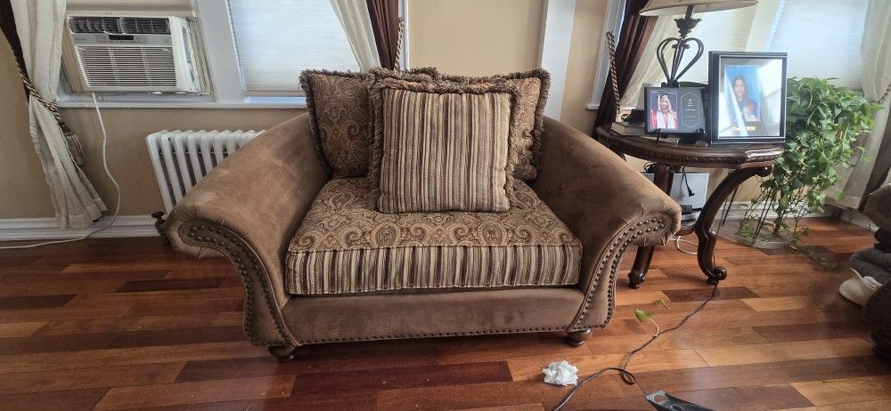 Livingroom Set With Separate Chair