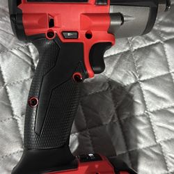 Milwaukee M18 1/2 Impact Wrench Whit  5.0 Ah Battery 