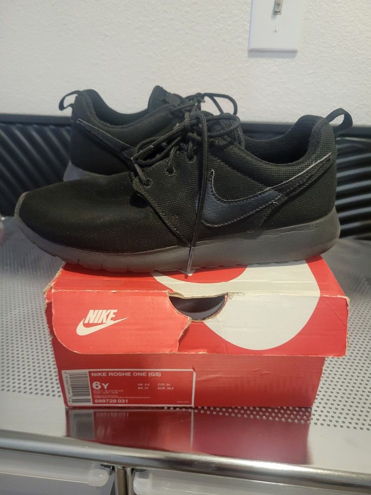 NIKE ROSHE SHOES KIDS