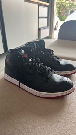 Nike air Jordan Tennis  is size 9