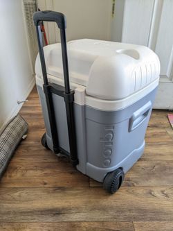 Igloo Roller Cooler