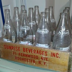 1950s SUNRISE SODA CRATE W/ BOTTLES