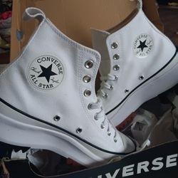 NEW Converse Shoes.     Size  7.