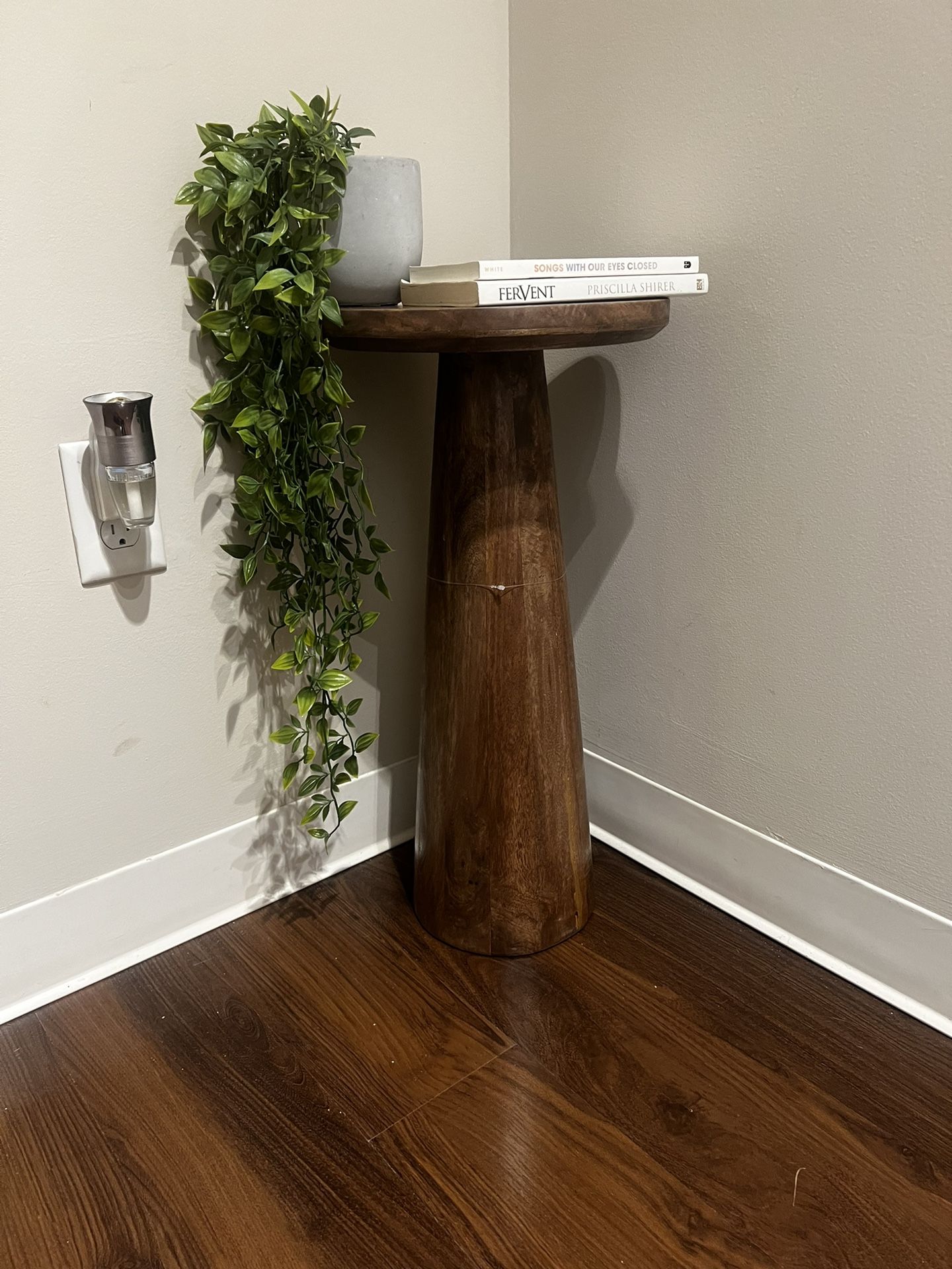 Pedestal end table  