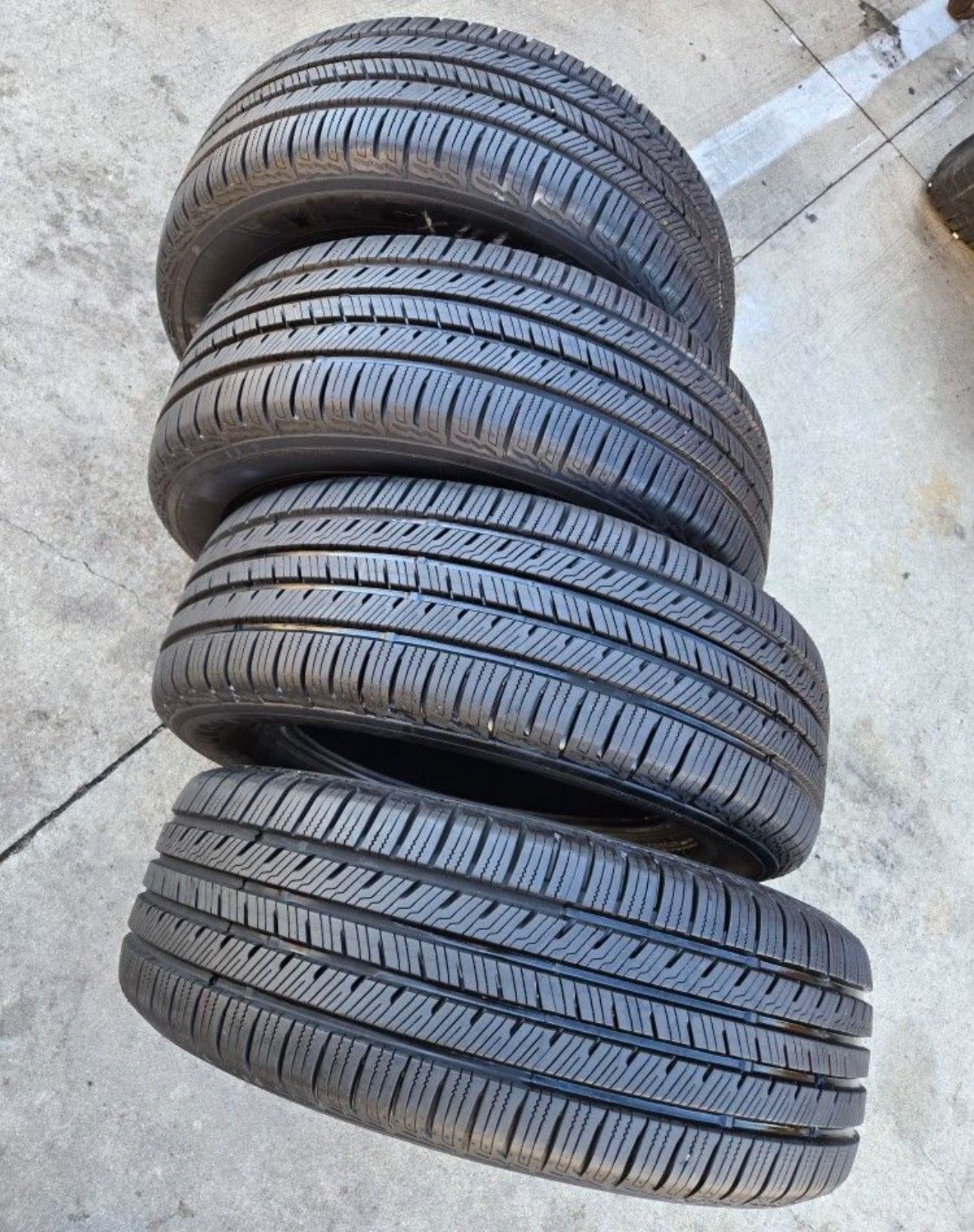 225 65 17 Yokohama con 80% de vida las 4 They all have 80% of their life remaining.