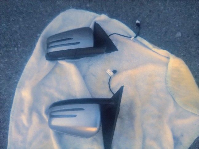 2009-2014 Mercedes C250/300 Side View Mirrors (Electric Control) With All Accessories Oem.