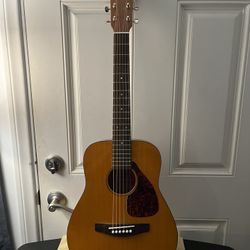 YAMAHA JUNIOR ACOUSTIC GUITAR WITH NEW STRINGS AND GIG BAG!