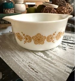Vintage Pyrex Butterfly Gold 1.5 Qt Casserole Dish with handles   Vintage milk glass casserole has the Butterfly Gold pattern by Pyrex. This white bow