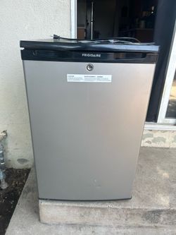 Frigidaire 4.4-cu ft Mini Fridge Freezer Compartment (Silver Mist)