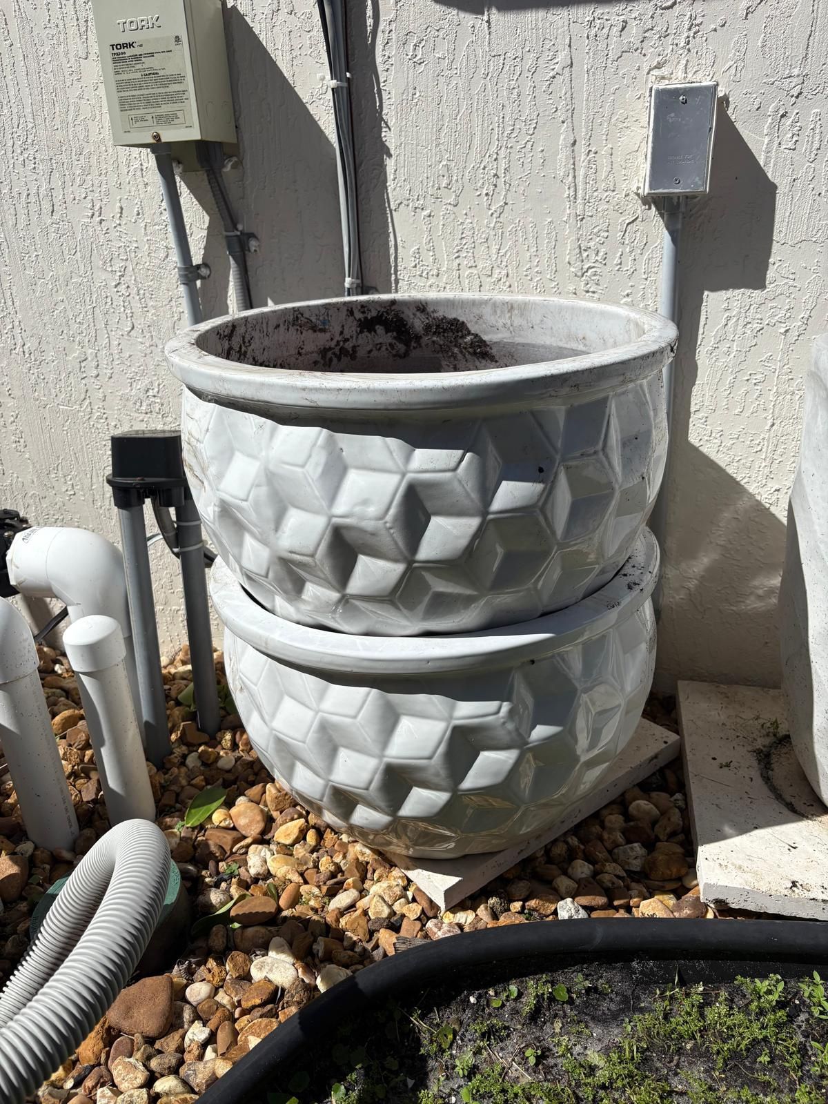 2 Ceramic Pots