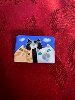 1960’s Ceramic Brooch With Three Cats