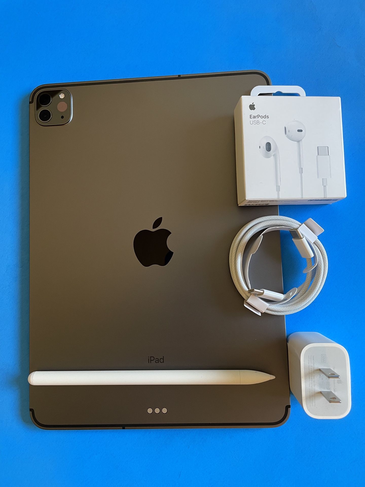 128GB Apple IPad Pro 11” 3rd Generation (2021 model / M1 chip ) WiFi + Cellular (5G / Unlocked) with pen, keyboard & Accessories (256gb $679)