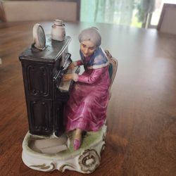 Beautiful Vintage Ceramic Figurine
