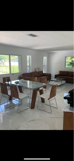 Beautiful open table with 6 chair excellent condition