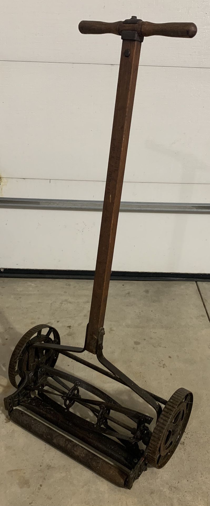 Antique/vintage Feel Lawnmower