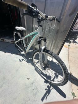 Bicycle  Khs brand  frame size: small aluminum frame and parts  Light weight Disc brakes Like new  Moutain bike