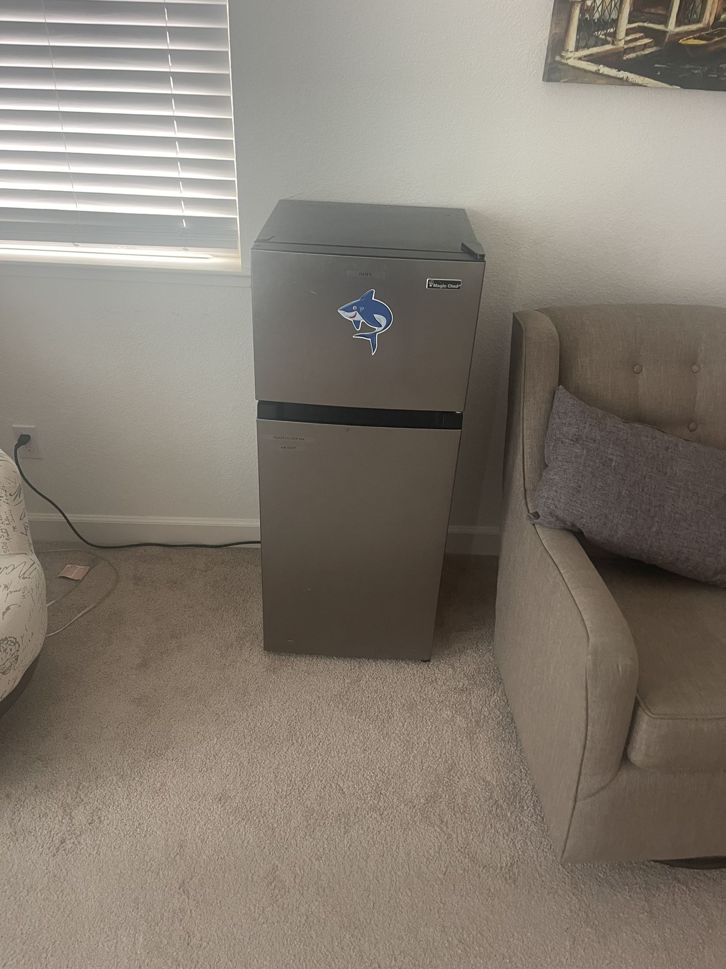 Small- Médium Size Refrigerator