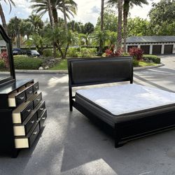 Beautiful Bedroom Set King Size Solid Wood Black Color In Great Condition