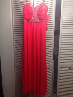 Beautiful coral gown size Large.