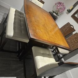 Dining room set, liquor furniture not included, liquor furniture is only liquor furniture. 