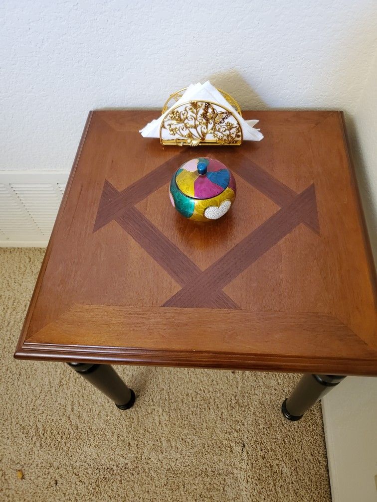 Side Table Excellent Condition Like New