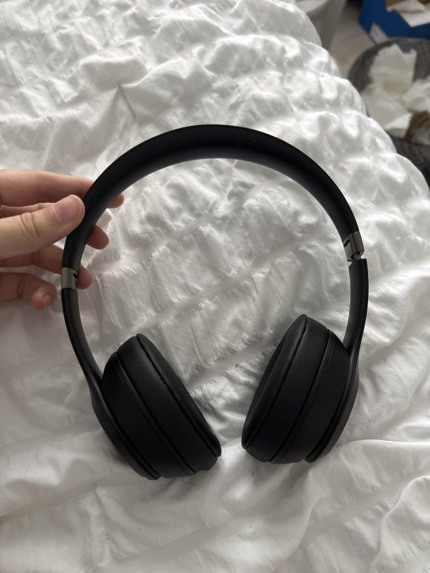 Beats Solo 4 Wireless Bluetooth in ear headphones compatible with Apple and Android with a battery life of up to 50 hours SLATE blue