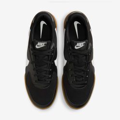 Nike Terra Manta - Brand New! Fits Men’s 9.5 & Women’s 11. Blk/Wht w/ Gum Sole