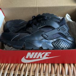 BRAND NEW NIKE HUARACHES