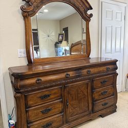 5 Piece Queen Bedroom Set - Wood