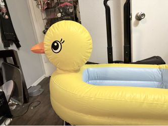 Munchkin duck inflatable tub for little ones make bath time safer and more fun