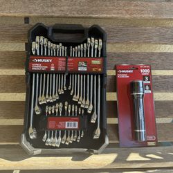 Husky 32 Piece Combination Wrench Set & Flashlight 