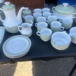 Vintage Eschenbach Porcelain Dinner Plate Set 