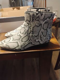 Selling new womens Wor Ranch natural snake boots.. size Medium 8..