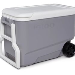 New Igloo Cooler With Wheels 35 Qt