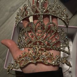 Crowns / tiara 