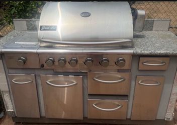 Excellent Premium Stainless Steel Outdoor Gas Grill Island - Grand Fête - Natural Gas or Propane Ready Excellent condition stainless steel outdoor kit