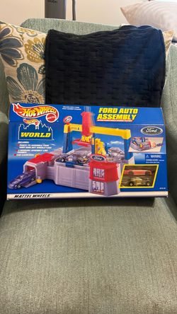 Hot Wheels World Ford Auto Assembly Playset