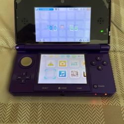 Nintendo 3DS w/ 2 Games